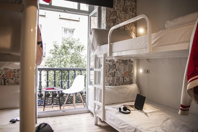 سكن مشترك بستة أسرّة للنساء بحمام خاص، room00 Chueca Hostel 6/8