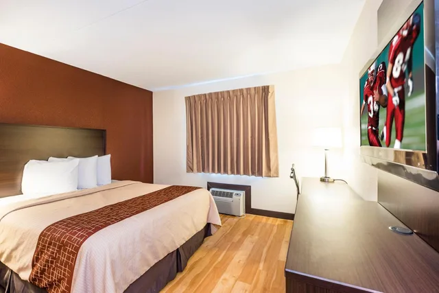 Room, Queen Bed, Accessible, Red Roof Inn Columbus Ohio State Fairgrounds 3/5