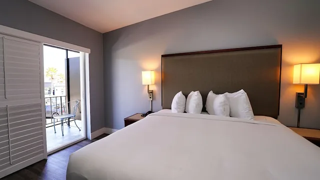 غرفة بسرير كينج بشرفة، Seaside Inn & Suites 4/10