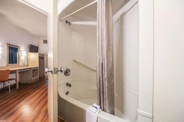 جناح ديلوكس بسريرين كوين، Motel6 New Braunfels, TX 9/9