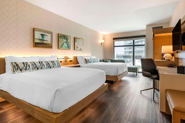 غرفة قياسية بسرير كوين وسرير كوين، Cambria Hotel Fort Lauderdale Beach 1/3