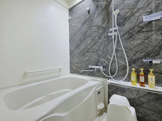 غرفة يابانية بسريرين منفصلين وفرشتي فوتون مع أريكة، MONday Apart Premium Nihonbashi 4/7