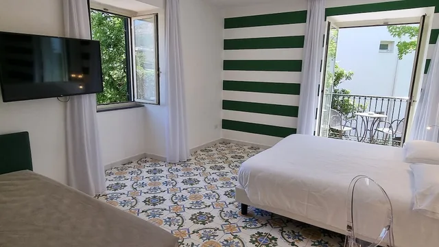 غرفة كلاسيكية رباعية بسرير كوين وسريرين منفصلين بشرفة، Hotel Alpha 3/6