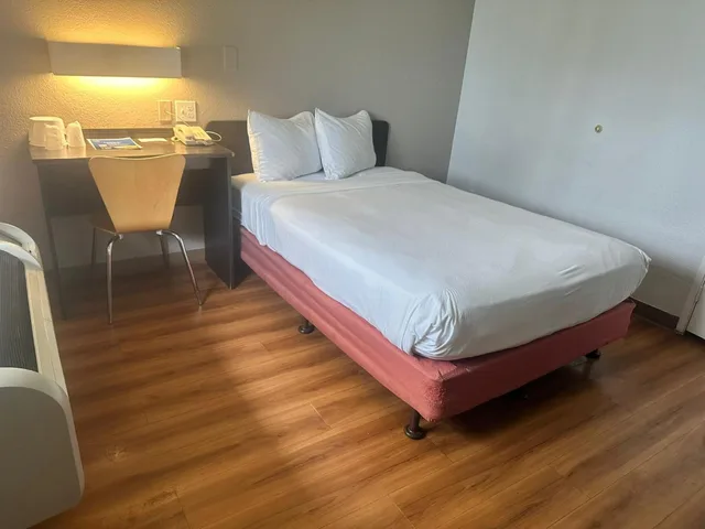 1 Full Bed - ADA/Tub/Mini Fridge، Motel6 Ventura, CA - South 6/9