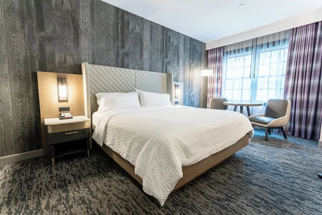 غرفة قياسية بسرير كينج بإطلالة على المدينة، Holiday Inn Resort Deadwood Mountain Grand 2/3