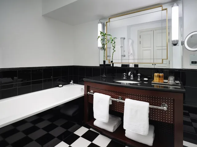 جناح ديلوكس بسرير كينج مع أريكة بمنطقة جلوس، Sofitel London St James 3/5