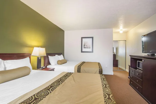 جناح بسريرين كوين، Econo Lodge Inn & Suites High Level, AB 1/5
