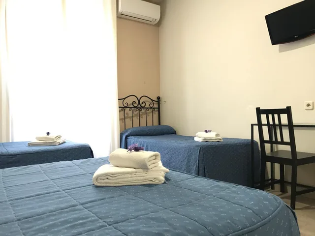 غرفة رباعية بسرير مزدوج وسريرين منفصلين، Hostal El Pilar 2/3