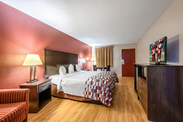 غرفة ديلوكس بسرير كينج لذوي الإعاقة، Red Roof Inn Sylacauga 3/4