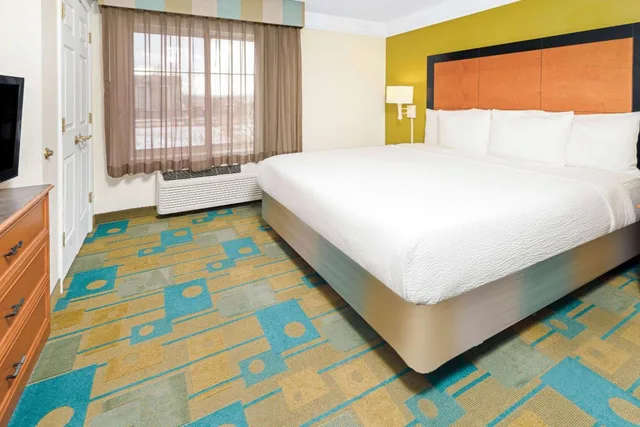 جناح بسرير كينج بغرفة نوم واحدة مع أريكة، La Quinta Inn & Suites by Wyndham Salt Lake City Airport 2/3