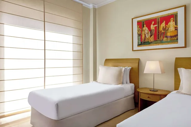 جناح ديلوكس بسرير كوين وسرير فردي بإطلالة على البحر بغرفتي نوم، Wyndham Grand Costa del Sol 2/4