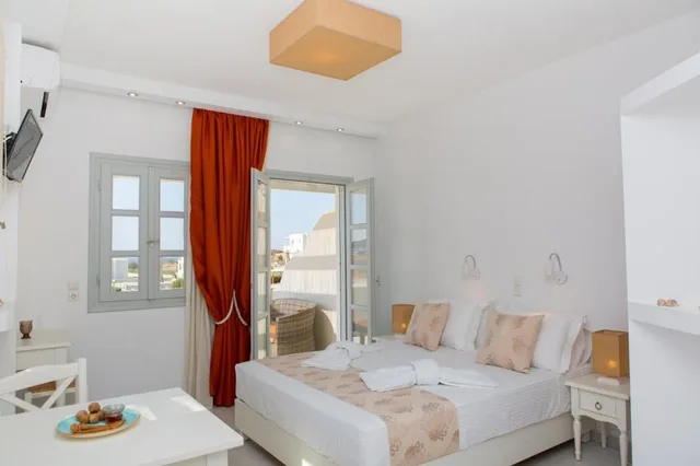 غرفة بسرير مزدوج بإطلالة على البحر، Sun and Moon Villas and Suites 1/2