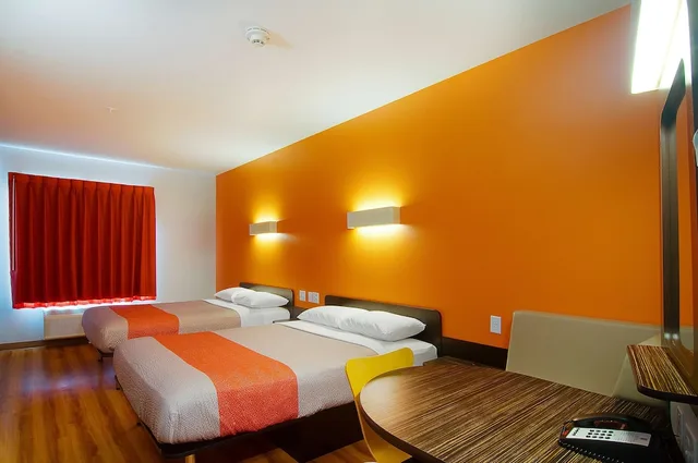 غرفة ديلوكس بسريرين كوين بمطبخ صغير، Motel6 Midland Tx 2/6