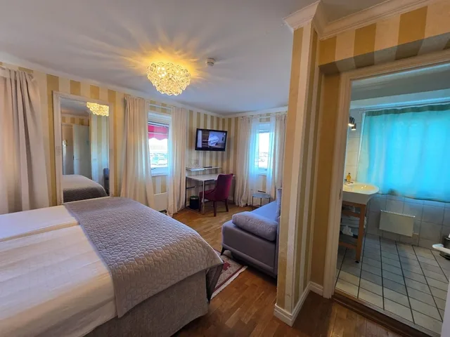 غرفة ثلاثية بسرير كوين مع أريكة، Hotell Vanerport 1/3