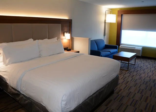 جناح بسرير كينج مع أريكة، Holiday Inn Express Suites Pittsburgh Monroeville 1/4