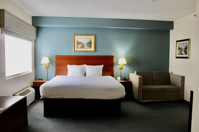 غرفة ديلوكس بسرير كينج مع أريكة بجاكوزي، Reston Inn & Suites 1/10