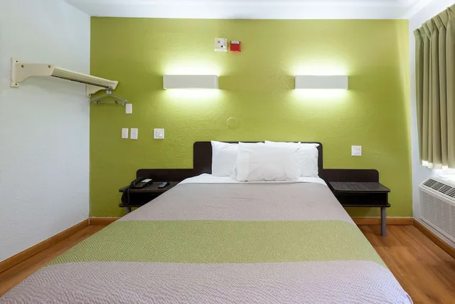 غرفة قياسية بسرير مزدوج لذوي الإعاقة، Motel6 Camp Springs, DC - South Camp Springs 4/6