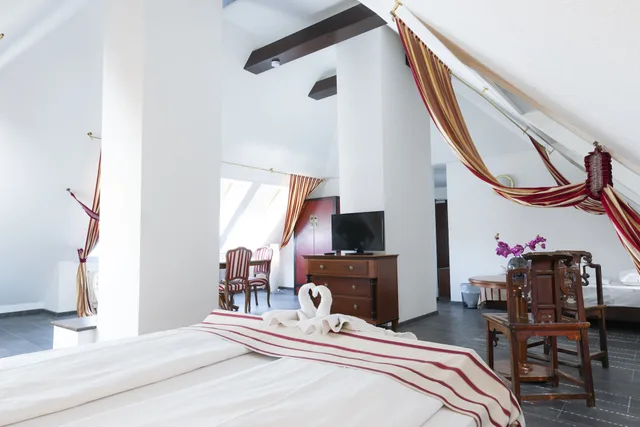 غرفة ثلاثية بسرير كوين وسرير فردي، Hotel Astoria Am Urachplatz 8/10