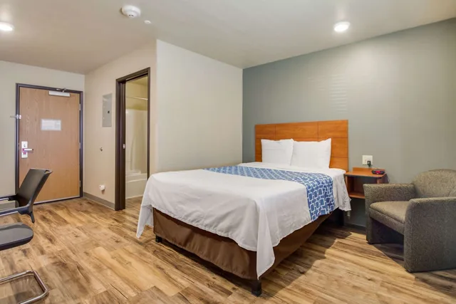 Efficiency, Queen Bed, Econo Lodge Burlington I-70 2/8