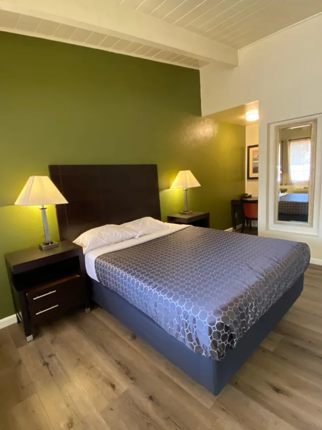 غرفة بسرير كوين، Holiday Motel 1/1