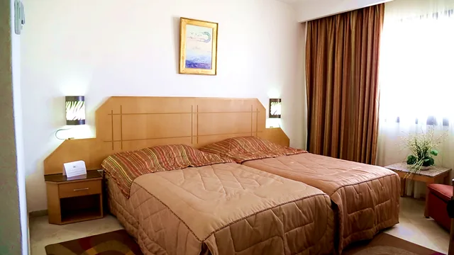 غرفة قياسية ثلاثية، Diplomat Hotel 1/1