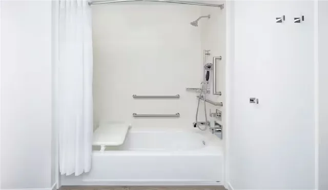 غرفة بسرير مزدوج بإطلالة لذوي الإعاقة، Hampton Inn and Suites San Diego Airport Liberty Station 4/4