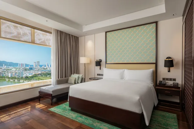 غرفة بسرير كينج بإطلالة على البحر، Hilton Da Nang 10/12