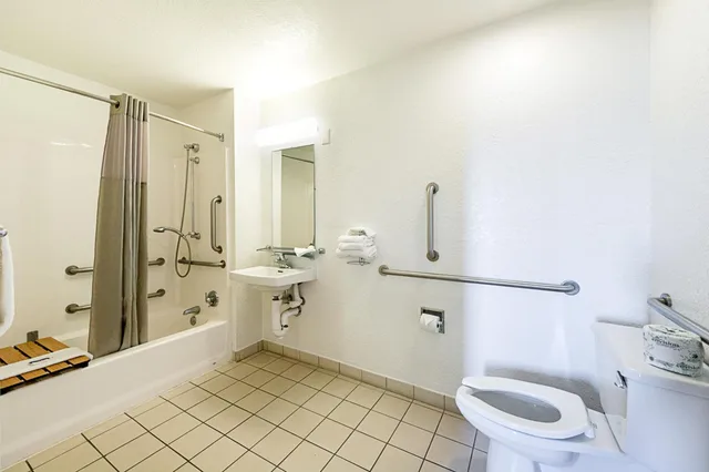 غرفة رباعية بسرير مزدوج، Motel6 Mcallen, TX 9/10