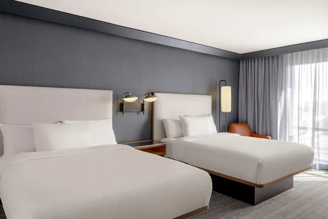غرفة بسريرين كوين في طابق مرتفع، Courtyard by Marriott Milwaukee Brookfield at Poplar Creek 1/3