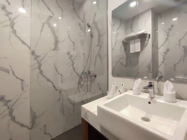 غرفة ديلوكس بسرير كينج، Unhas Hotel and Convention 2/3