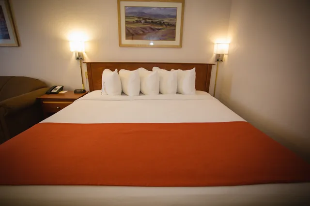 غرفة بسرير كينج لذوي الإعاقة، Super 8 By Wyndham Drayton Valley 9/10