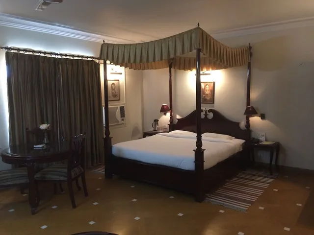 غرفة ديلوكس بسرير كينج، L M B Hotel 1/3