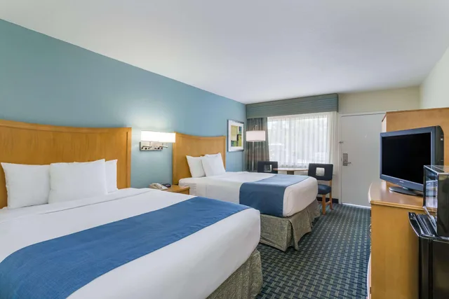 غرفة بسريرين كوين، Days Inn By Wyndham Cocoa Beach Port Canaveral 1/3