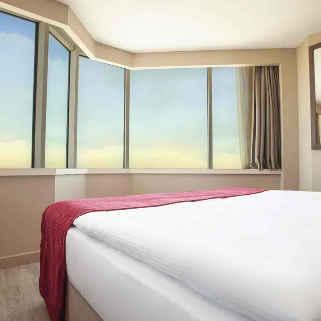 غرفة بزنس ركنية بإطلالة على البحر، Ramada Encore by Wyndham Izmir 1/4