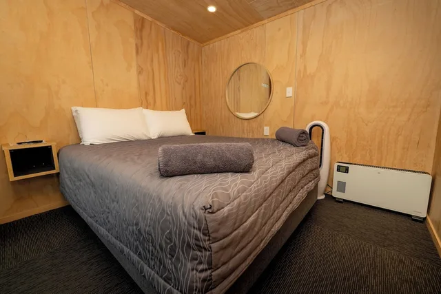 Basic, Cabin, 1 Queen and 2 Bunk Beds, No Window، Napier Beach Kiwi Holiday Park and Motels 2/3