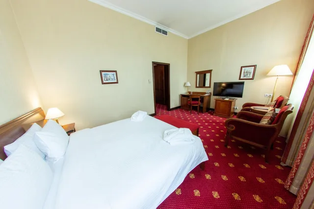 غرفة ديلوكس بسرير كوين، Grand Hotel Tien Shan 1/8
