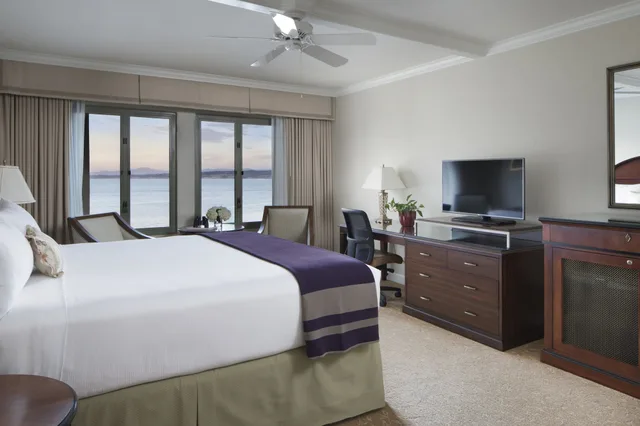 غرفة بسرير كينج بشرفة بإطلالة جزئية على البحر، Monterey Plaza Hotel & Spa 3/8