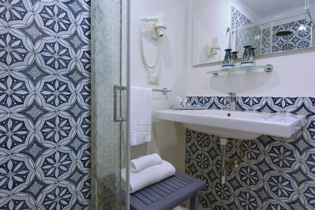 غرفة بانورامية بسرير مزدوج بإطلالة على البحر بشرفة، Garden Riviera 8/9