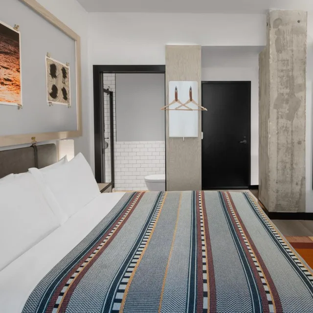 غرفة بسرير كوين بحوض استحمام لذوي الإعاقة، Moxy Houston Downtown 1/1