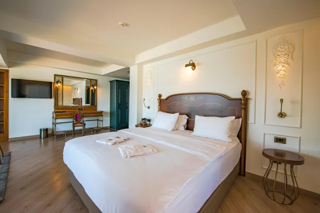 غرفة بسرير مزدوج بإطلالة على البحر بشرفة، Casa Margot Hotel - Adults Only 1/10