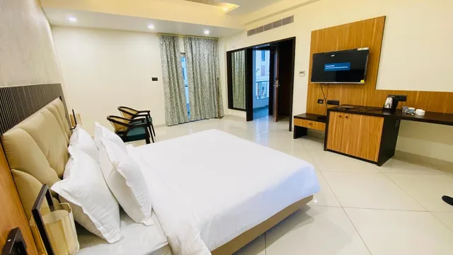 غرفة بريميوم بسرير كينج، 7 Hills Hotel and Resort Nalanda 1/1