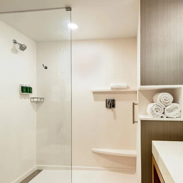 غرفة بسرير كينج بإطلالة على الفناء مع أريكة، Courtyard by Marriott Winston-Salem Downtown 9/10