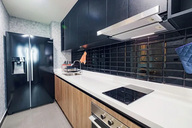 شقة ديلوكس بسرير كوين بإطلالة على النهر بغرفة نوم واحدة مع أريكة، Luxury Vela Luxe - De La Sol Sai Gon 8/9