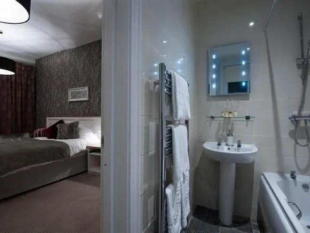 غرفة بسرير كينج، The Parkwood Hotel 4/4