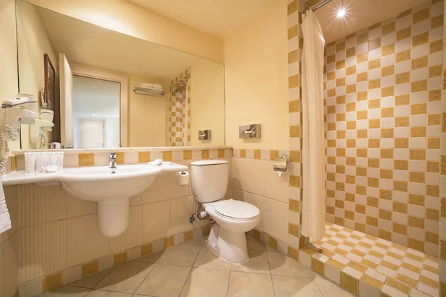 جناح تنفيذي بسرير كينج وسريرين منفصلين، Marina Plaza Hotel Aqaba 1/2