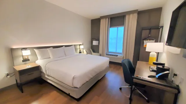 غرفة بسرير كينج بحوض استحمام لذوي الإعاقة، Comfort Inn & Suites Panama City Beach - Pier Park Area 3/5