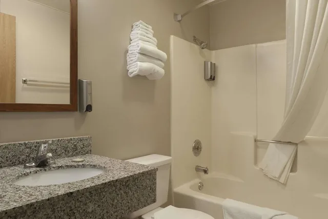 غرفة بسرير كينج، Super 8 by Wyndham Bridgeview/Chicago Area 2/4