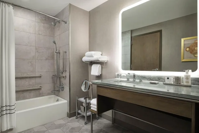 غرفة بسرير كينج بحوض استحمام لذوي الإعاقة، JW Marriott Charlotte 4/8