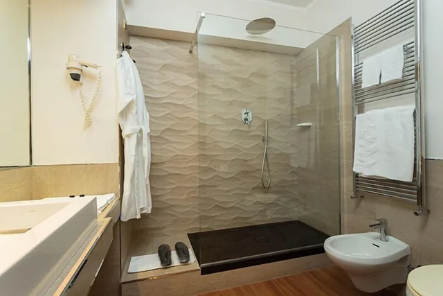 جناح بسرير كوين بجاكوزي، HOTEL DE LA VILLE AVELLINO 2/2