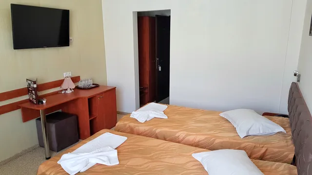 Room, Twin Beds, Alexis Hotel 2/2